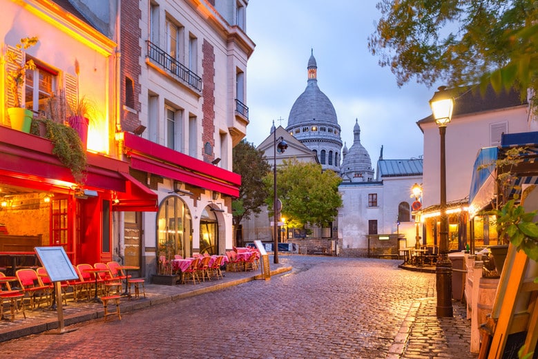 Ruelles pavées avec vue sur le Sacré Coeur