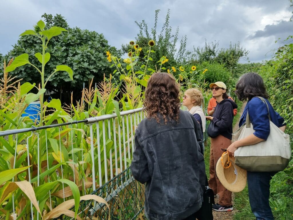 Groupe de personnes dans le Jardin ouvriers d'Aubervilliers