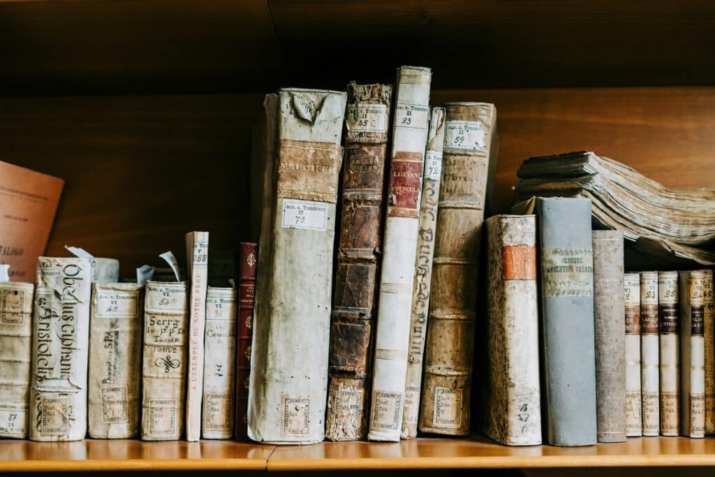 Etagère avec des livres