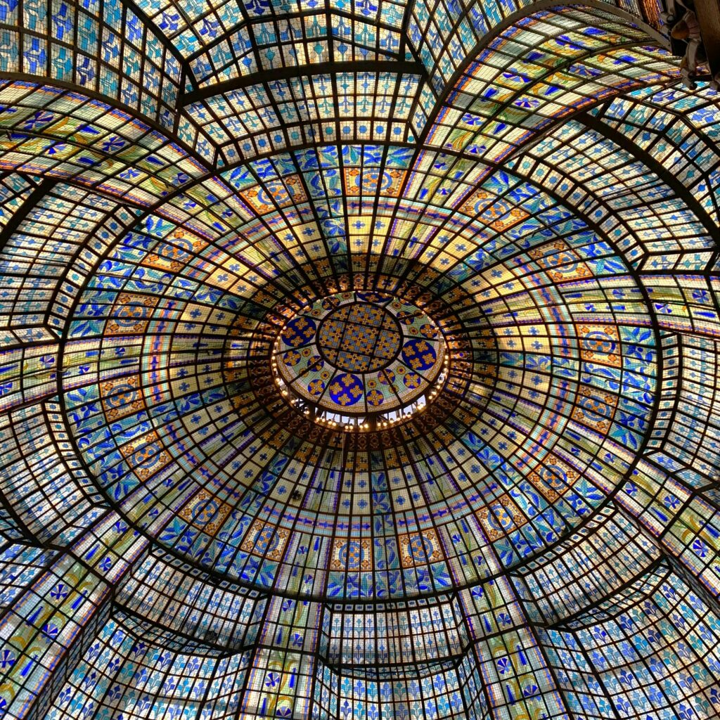 Toit en vitrail d'une architecture parisienne